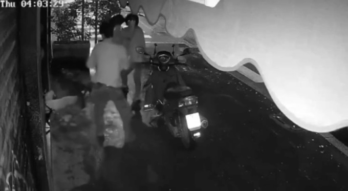 Identificato il complice del ladro ucciso nel bar di Milano: il video dell’aggressione