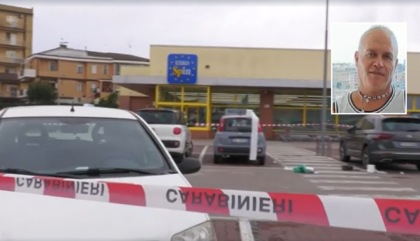 Ex poliziotto spara alla moglie fuori dal supermercato e poi si toglie la vita: avevano 5 figli