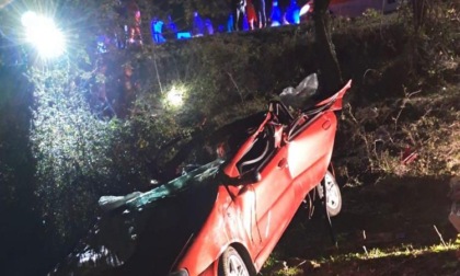 Finiscono con l'auto nel dirupo tornando dal lavoro, morti quattro amici tra i 17 e i 22 anni