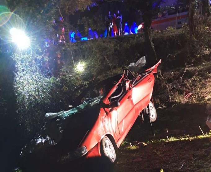 Finiscono con l’auto nel dirupo tornando dal lavoro, morti quattro amici tra i 17 e i 22 anni