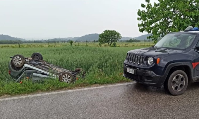 Fuoristrada parcheggiato si mette in moto, piomba giù dalla collina e centra un’auto di passaggio: quattro anziani feriti
