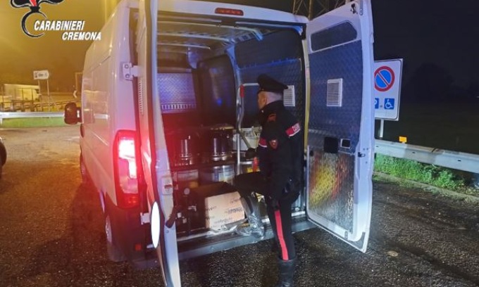 In fuga per chilometri con due furgoni rubati, fermati… mentre pagano il casello