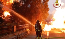 Escavatore trancia una tubatura del gas, esplosione distrugge una palazzina: morto il medico del paese