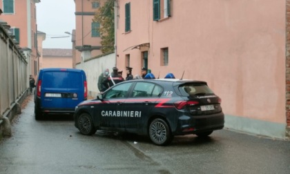 Accoltella a morte la moglie, professoressa delle medie, poi chiama i carabinieri: "Venite, l'ho uccisa"