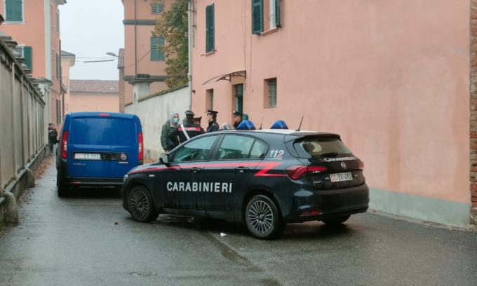 Accoltella a morte la moglie, professoressa delle medie, poi chiama i carabinieri: “Venite, l’ho uccisa”
