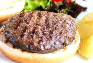 Salmonella nell’hamburger bio: i prodotti e i lotti a rischio (da non mangiare)
