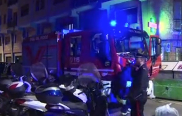 Incendio in cucina: intrappolato nella stanza, si lancia dalla finestra per sfuggire alle fiamme