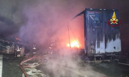 Incidente tra tre camion che prendono fuoco in Autostrada: gli autisti riescono a scappare e salvarsi