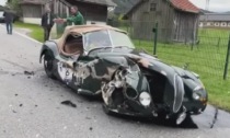 Parla al cellulare al volante e provoca un incidente: 23enne distrugge una rara Jaguar d'epoca