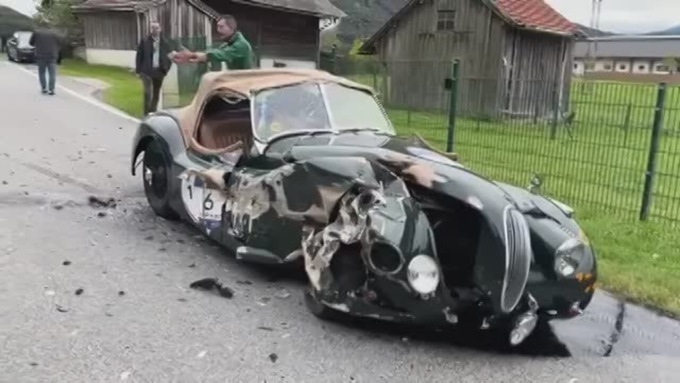 Parla al cellulare al volante e provoca un incidente: 23enne distrugge una rara Jaguar d’epoca