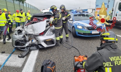 Si incastra con la Porsche sotto un Tir, miracolosamente illeso