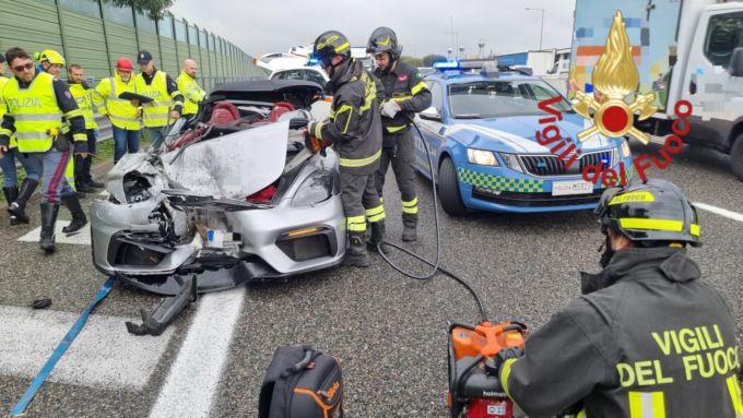 Si incastra con la Porsche sotto un Tir, miracolosamente illeso