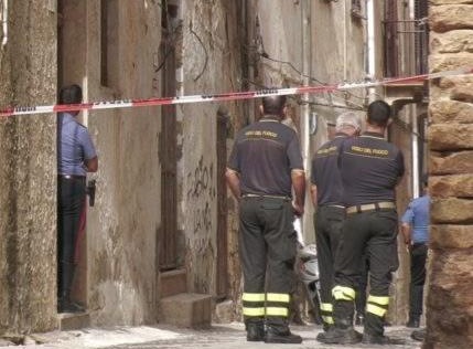 Caduti dal tetto: muore operaio 60enne, grave imprenditore