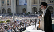 Roma blindata per la manifestazione pro Palestina, la guida dell'Iran prega in piazza con un fucile