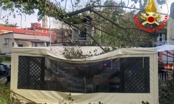 Maltempo in Lombardia: albero crolla su un bar e colpisce una cliente