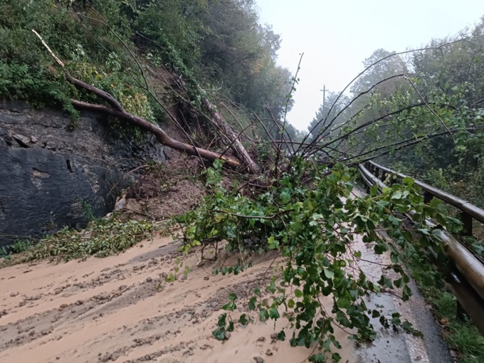 Frane, allagamenti, strade chiuse e tetti crollati: fino a quando dura l’allerta rossa in Lombardia