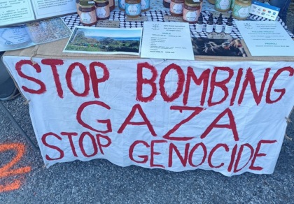 Espone striscione contro la guerra a Gaza al mercato, multa da 430 euro all’apicoltore
