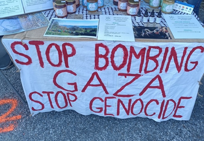 Espone striscione contro la guerra a Gaza al mercato, multa da 430 euro all’apicoltore