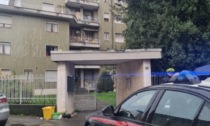 Lascia il figlio di 4 anni solo in casa per prendere la sorella, il bambino precipita dal balcone: è grave