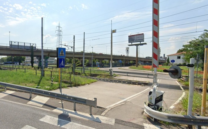 Studentessa 14enne muore schiacciata dal bus fuori da scuola, 12enne travolta da un treno merci