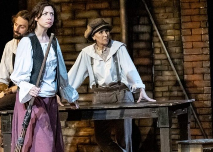 Travolti dalla piena del fiume dopo lo spettacolo, attori della compagnia teatrale rischiano la vita