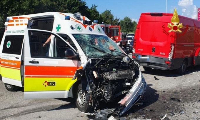 Soccorsa per un incidente, 80enne muore dopo lo scontro tra l’ambulanza e un furgone