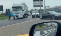 Abbandonano i camion sulla rotonda e scendono in strada a picchiarsi. I Vigili del fuoco placano la rissa tra camionisti: il video