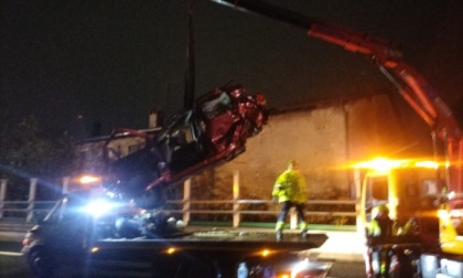 Sbatte sul guardrail e scende per chiedere aiuto: 24enne investita e uccisa da due furgoni in Autostrada