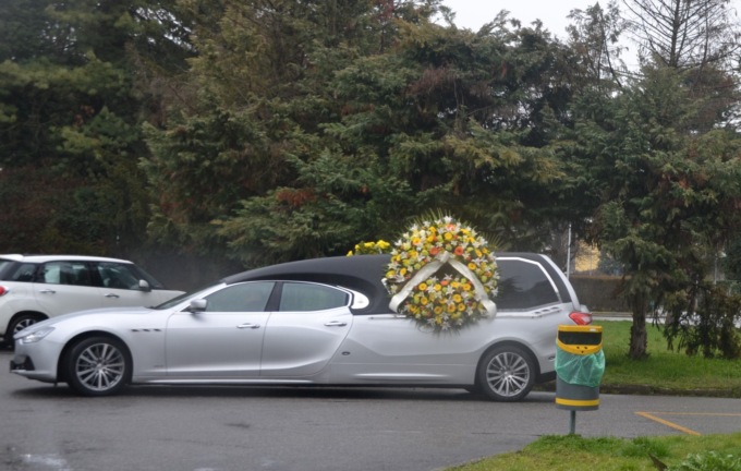 Arriva a prenderlo il carro funebre, ma lui è vivo e vegeto (ed è solo l’ultimo scherzo assurdo)