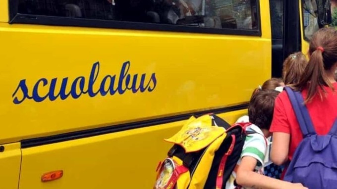 Bambina di 3 anni dimenticata sullo scuolabus, ritrovata dopo cinque ore in lacrime