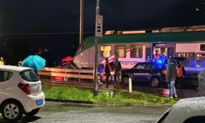 Auto travolta dal treno sui binari: coppia riesce a mettersi in salvo. La cagnolina resta a bordo e viene schiacciata