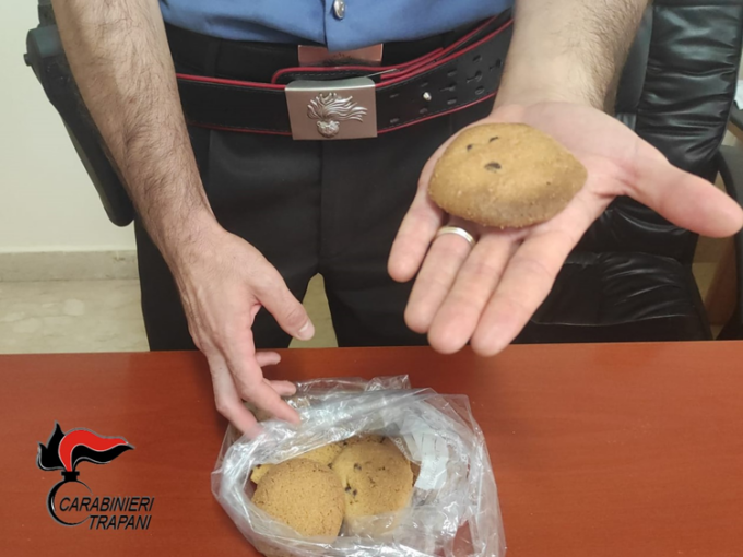 Prepara biscotti con la droga e li offre alla mamma per colazione: lei finisce in ospedale, il figlio 17enne arrestato