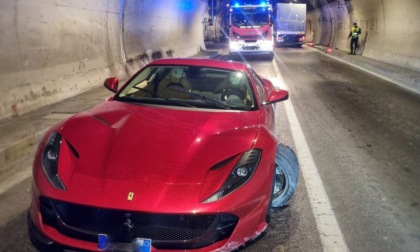 Ventenne al volante di una Ferrari si schianta contro il muro in galleria