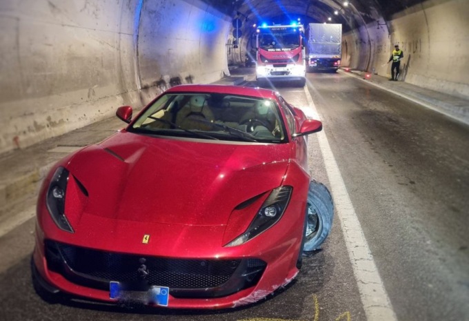 Ventenne al volante di una Ferrari si schianta contro il muro in galleria