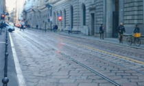 Si spacca il pavé e gli rompe l'auto. Il conducente chiama i vigili... e viene multato