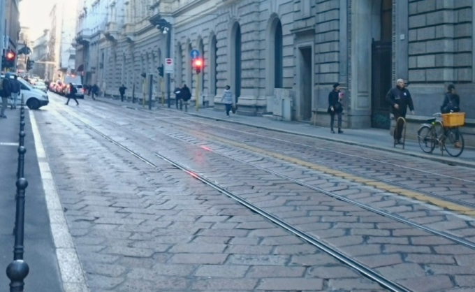 Si spacca il pavé e gli rompe l’auto. Il conducente chiama i vigili… e viene multato