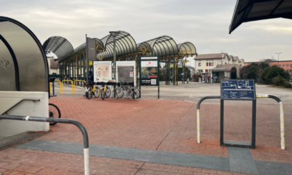 Abusa di una 14enne alla fermata del bus, espulso quarantenne