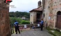 Ruba in chiesa (più volte) e brucia la casa del parroco