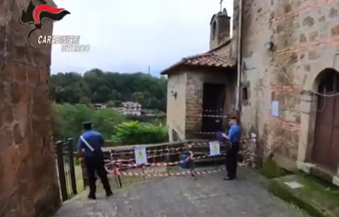 Ruba in chiesa (più volte) e brucia la casa del parroco