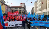 Migliaia in piazza per lo sciopero generale, disordini a Torino. Landini: "Rivoltiamo il Paese come un guanto"