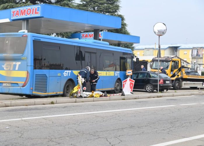 Asti, autobus perde il controllo e investe un pedone al distributore di benzina