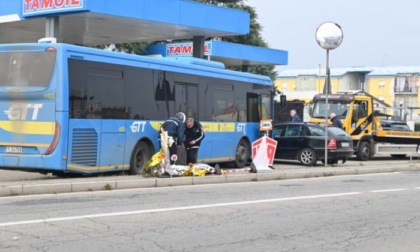 Autobus perde il controllo, investe e uccide un pedone al distributore di benzina