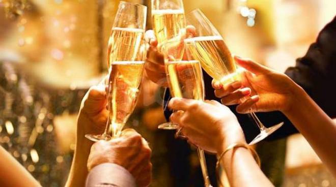 Cenone di Capodanno: quanto si può bere prima di mettersi alla guida e non rischiare la patente col nuovo Codice della Strada. La tabella per peso ed età