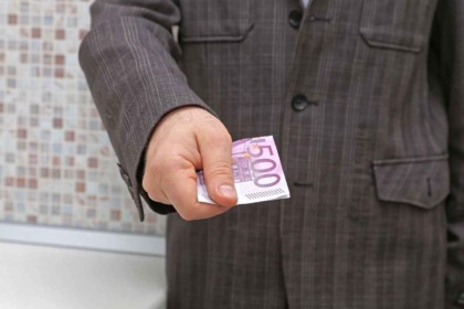 L’onestà trionfa ancora: trova per strada 500 euro e li consegna ai Carabinieri