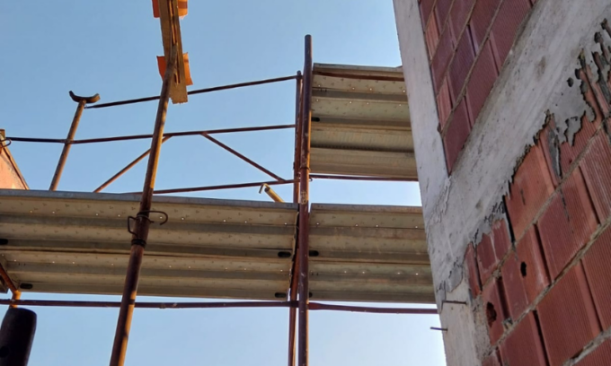Precipita da un’impalcatura alta 5 metri in un cantiere, morto 69enne