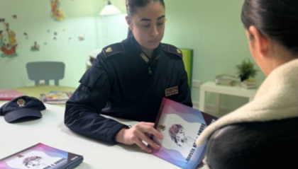 Picchiata per ore dal marito: un vicino si fa aprire la porta e la salva trascinandola via