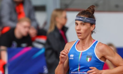 Porta il passeggino della figlia sulla pista d'atletica: scatta il verbale per la campionessa olimpica