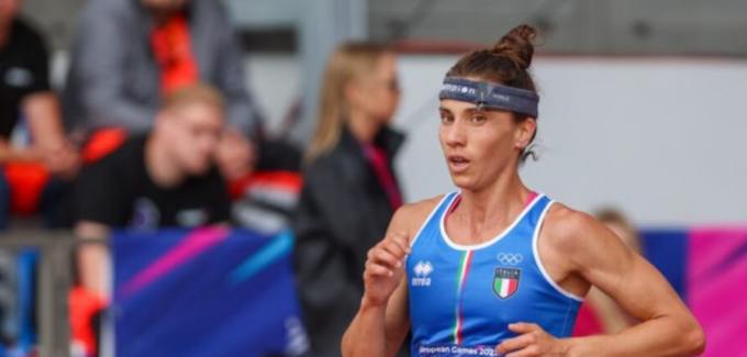Porta il passeggino della figlia sulla pista d’atletica: scatta il verbale per la campionessa olimpica