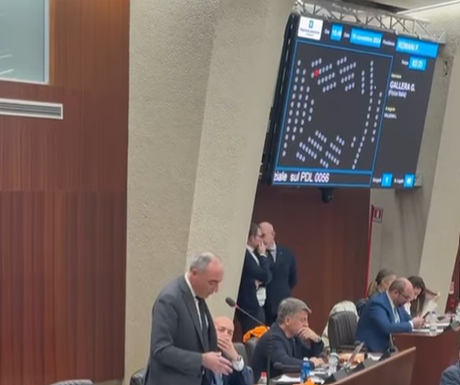 Fine vita in Lombardia, il centrodestra stoppa la legge regionale: “Non ci compete”