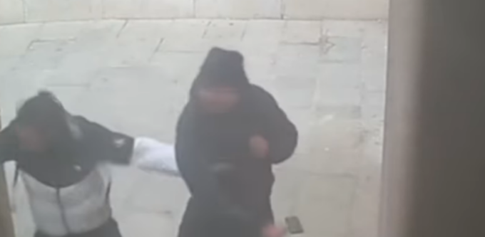Cameriere sventa un borseggio, il ladro si “vendica” prendendolo a pugni e spruzzando spray al peperoncino